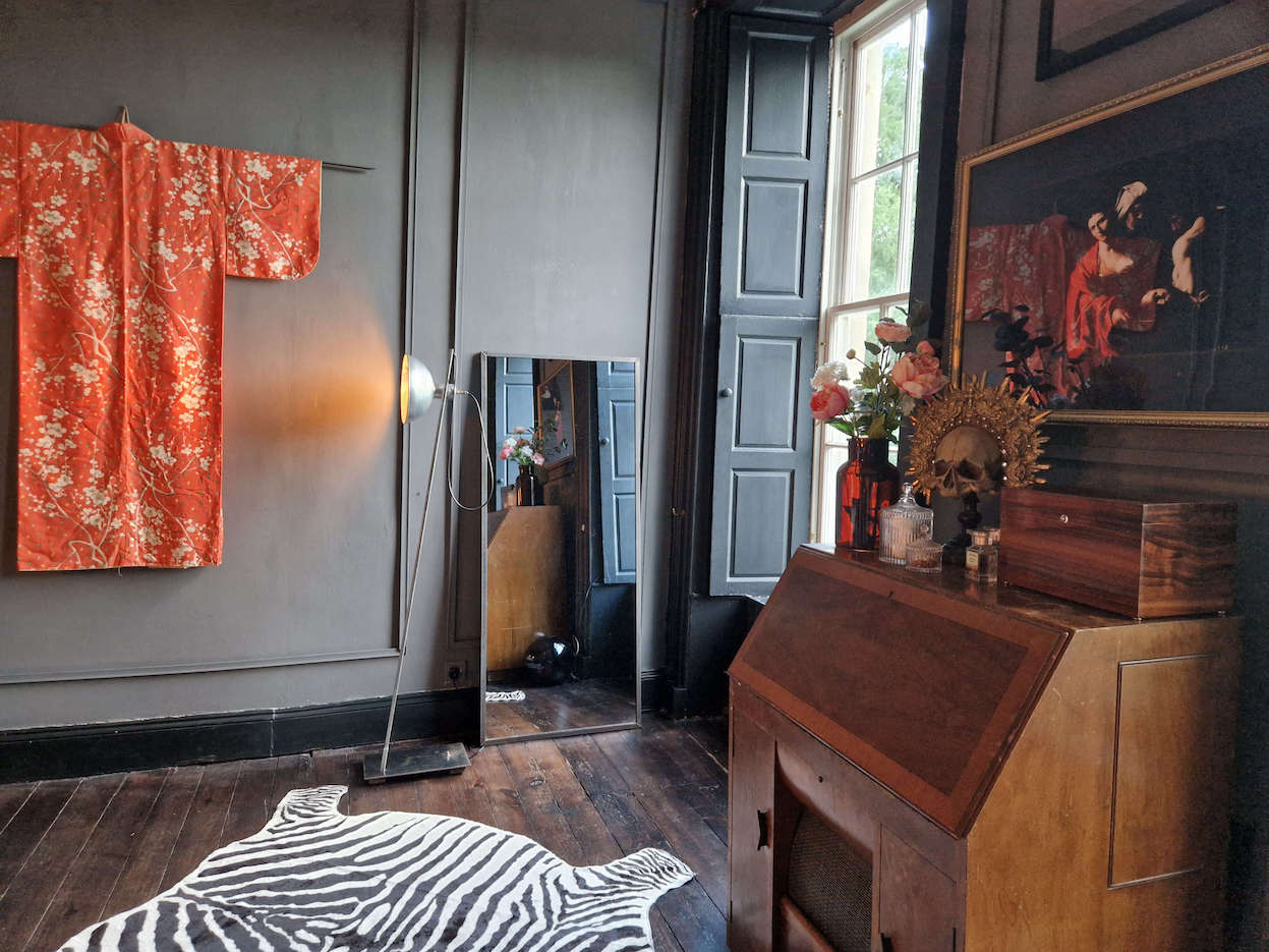Chinoiserie, zebra-print and a radiogram in Laura's home © Laura Jane Clark